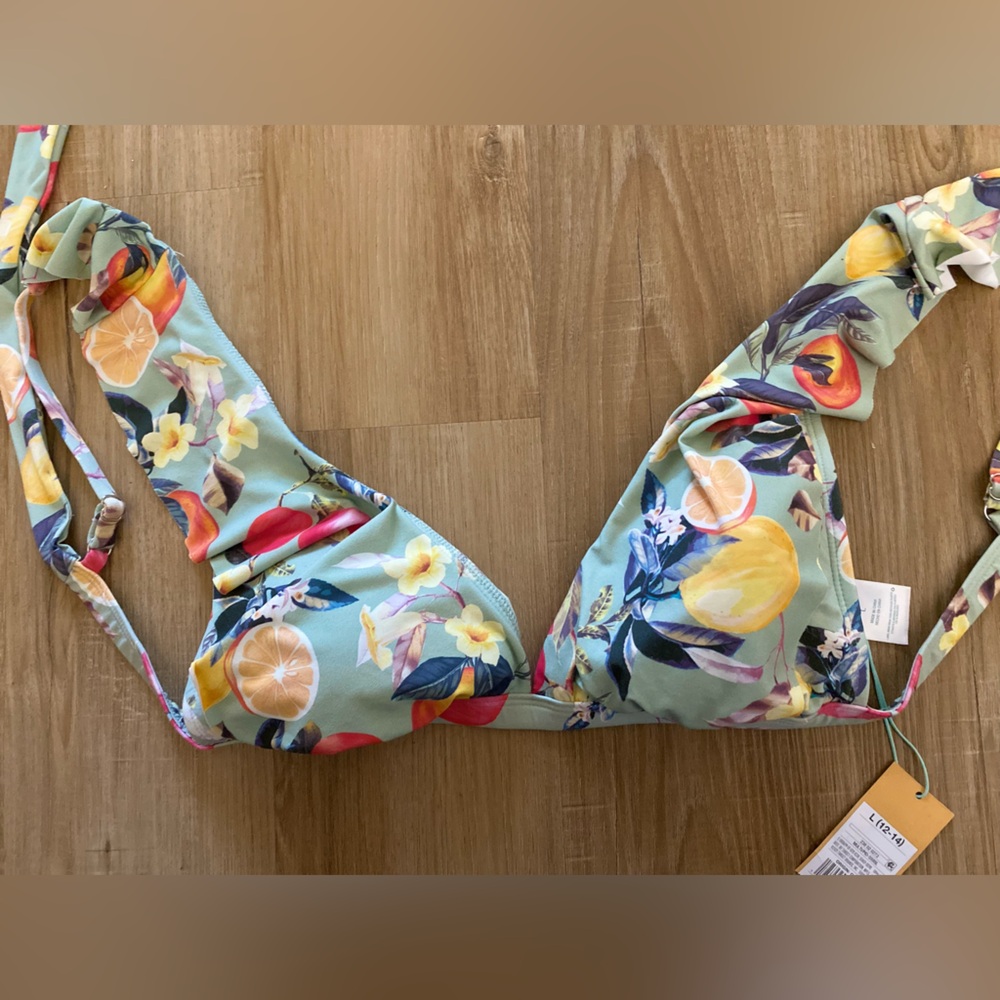 ⭐️⭐️NWT Citrus Fruit Floral Ruffle Triangle Bikini Top in Mint Green